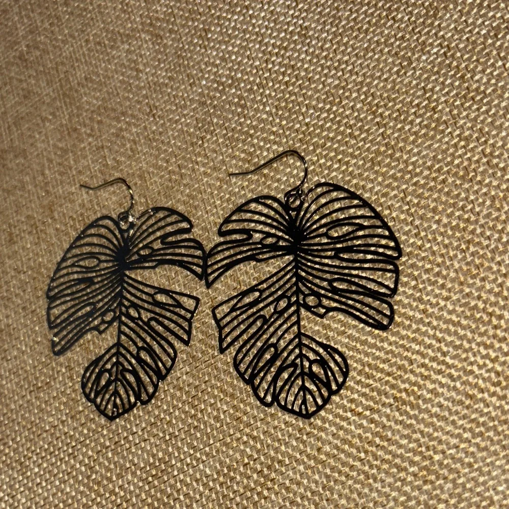 Elegant statement Silver Leaf Earrings - Picture 2 of 5